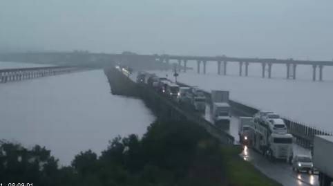 Contêiner tomba na BR-101 e fila se forma na região de Laguna — foto 2