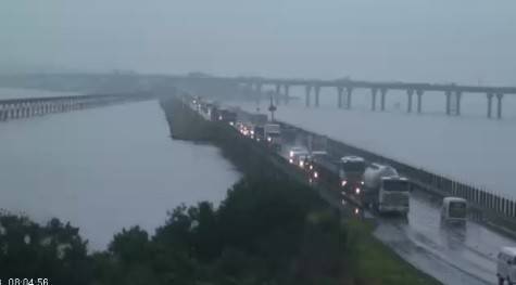 Contêiner tomba na BR-101 e fila se forma na região de Laguna — foto 5