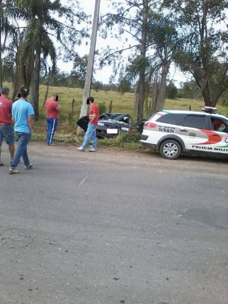 Acidente deixa três feridos na rodovia Jorge Lacerda — foto 1