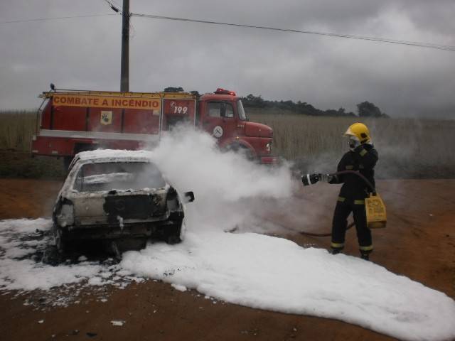 Carro ocupado por mulher e bebê é destruído pelo fogo — foto 1