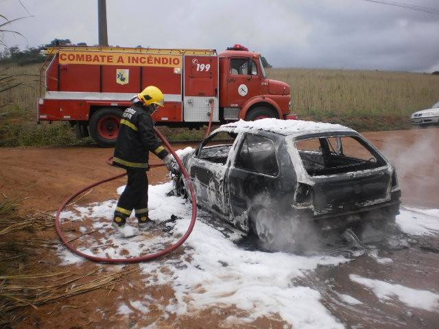 Carro ocupado por mulher e bebê é destruído pelo fogo — foto 5