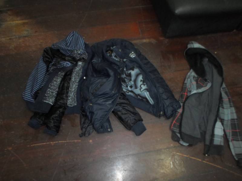 Homem é detido por moradores ao tentar furtar roupas e bicicleta — foto 1