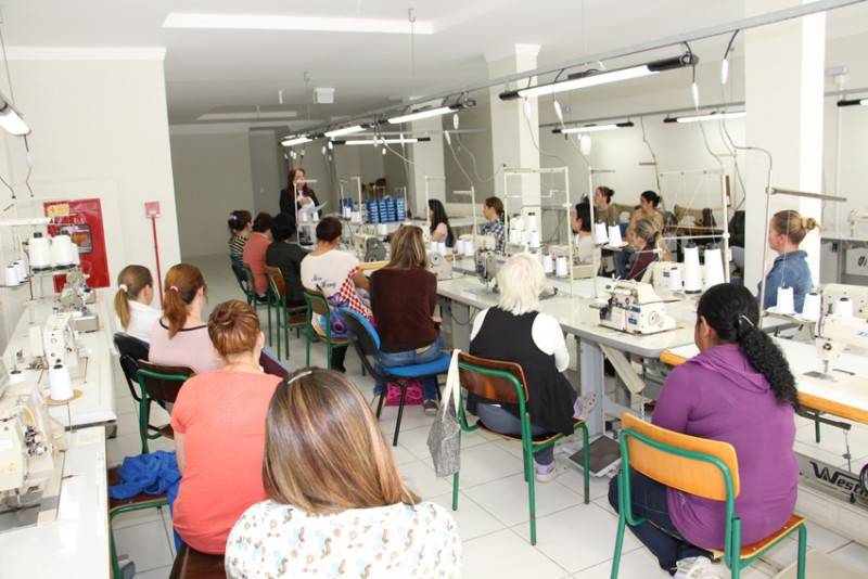 Curso de costura capacita mulheres em Lauro Müller — foto 1
