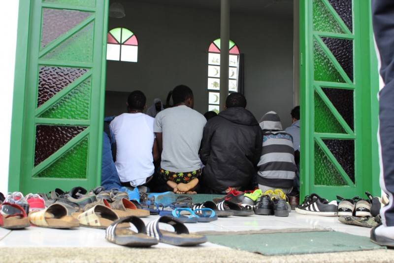 Ganeses ocupam 80% da Mesquita Palestina de Criciúma — foto 2