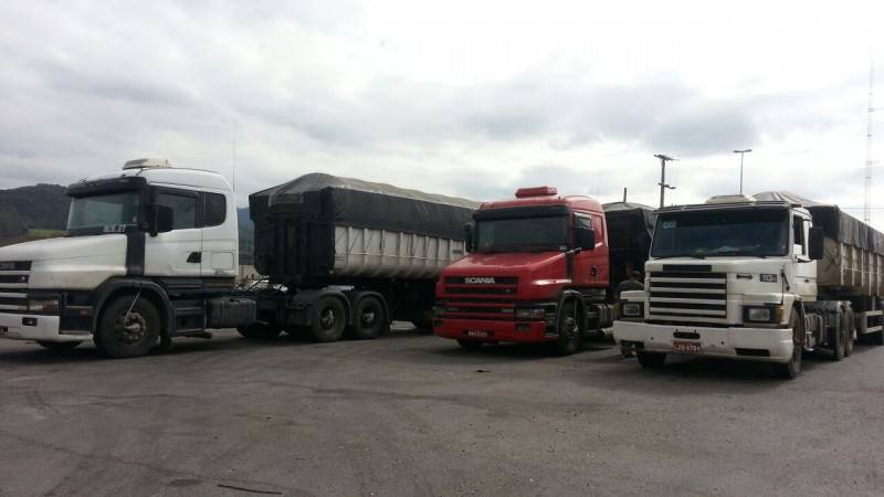 Carretas são flagradas com excesso de peso pela PRF de Tubarão — foto 1