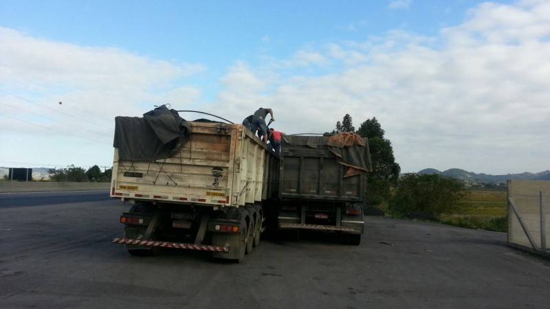 Carretas são flagradas com excesso de peso pela PRF de Tubarão — foto 2