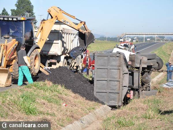 Motorista morre em colisão entre camionete e caminhão — foto 1