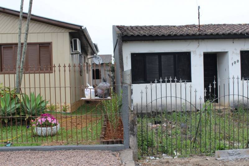 Família vizinha de casa embargada teme desmoronamento — foto 1