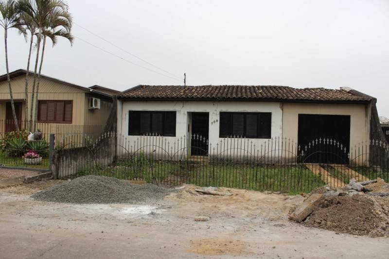Família vizinha de casa embargada teme desmoronamento — foto 2