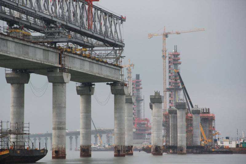 Vão estaiado tem primeiras aduelas instaladas na Ponte de Laguna — foto 1