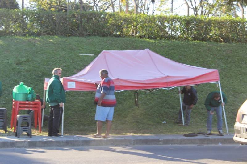 Mineiros desmontam barracas e desocupam frente da Carbonífera Criciúma — foto 1