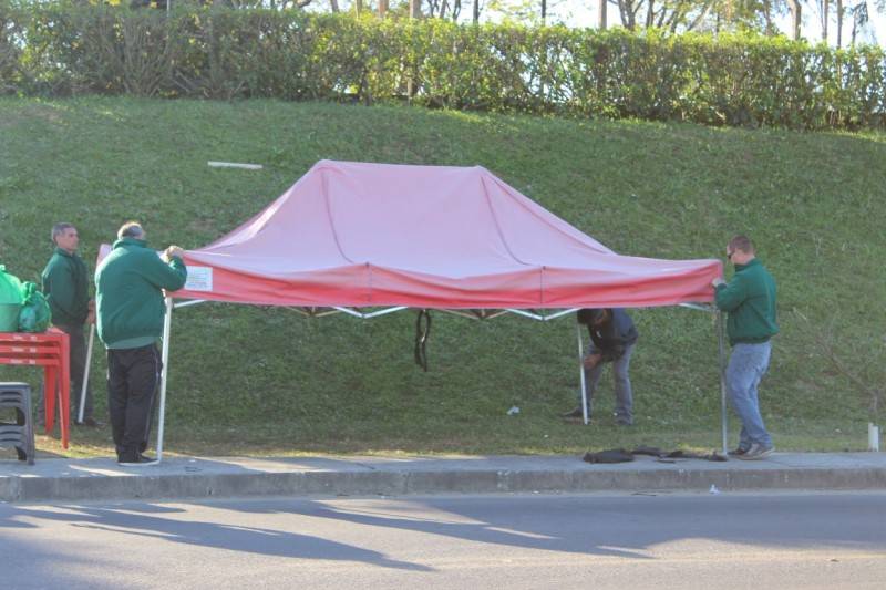 Mineiros desmontam barracas e desocupam frente da Carbonífera Criciúma — foto 2