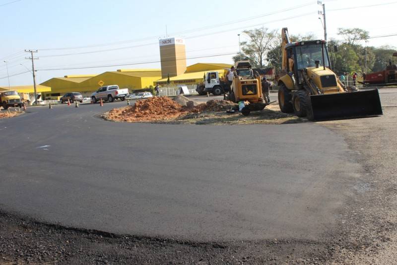 Rótula na rodovia Luiz Rosso recebe asfalto — foto 1