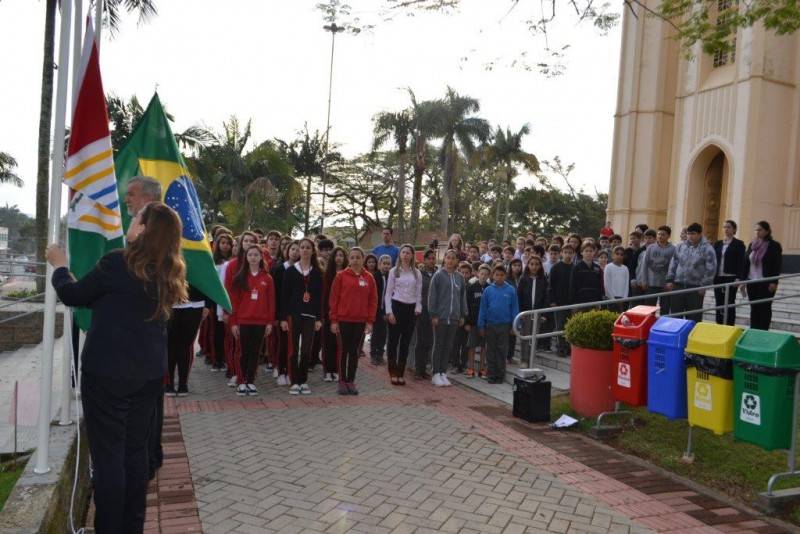 Alunos e autoridades abrem Semana da Pátria em Cocal do Sul — foto 1