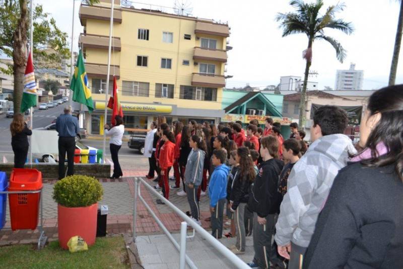 Alunos e autoridades abrem Semana da Pátria em Cocal do Sul — foto 3