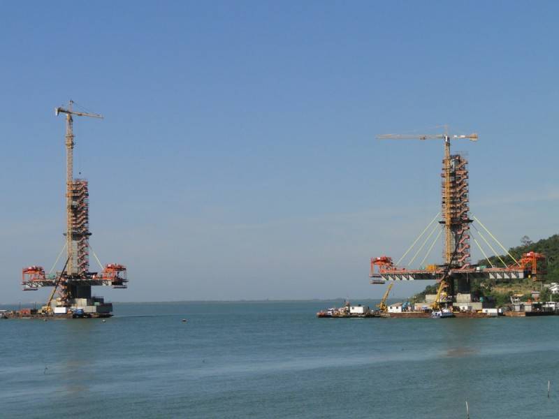 Cabos começam a dar formato do trecho estaiado na Ponte de Laguna — foto 1