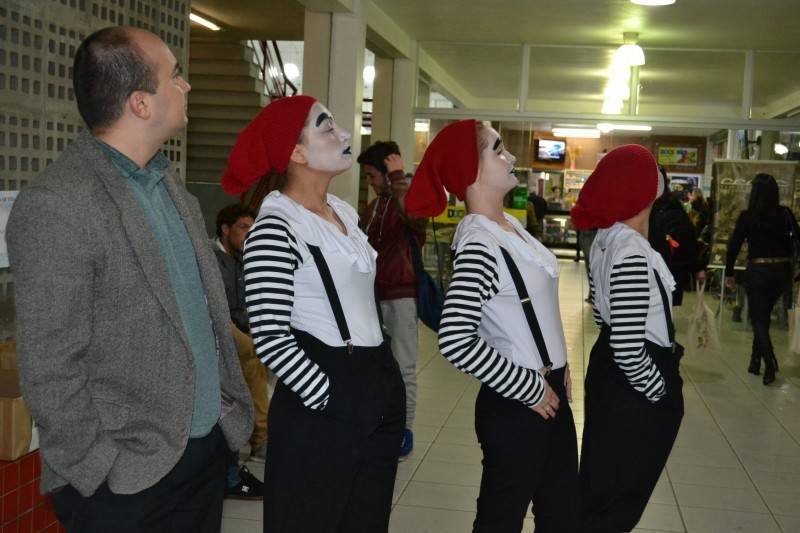Quintas Culturais: mímicas embalam a chegada de alunos e professores — foto 2