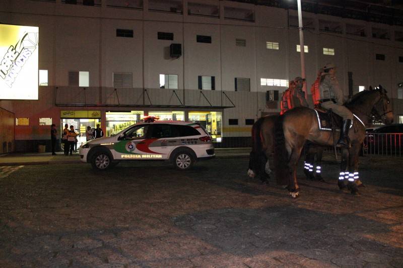 Jogadores do Criciúma deixam estádio através de contenção da PM — foto 1