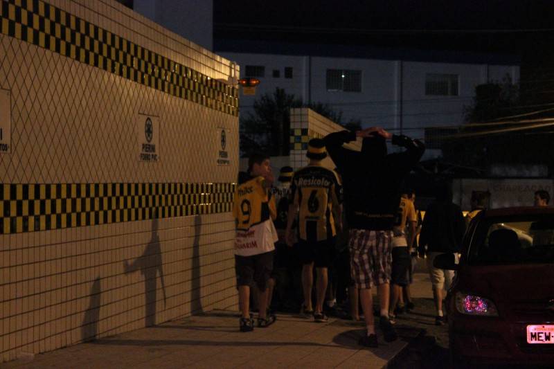 Jogadores do Criciúma deixam estádio através de contenção da PM — foto 4