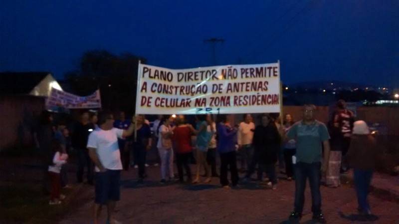Em protesto, moradores desaprovam instalação de antena telefônica — foto 1