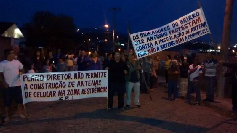 Em protesto, moradores desaprovam instalação de antena telefônica — foto 2