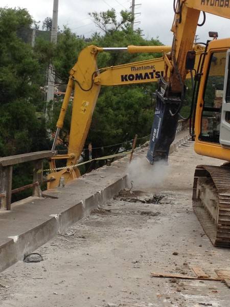 Antiga ponte do Rio Tubarão começa a ser demolida — foto 1