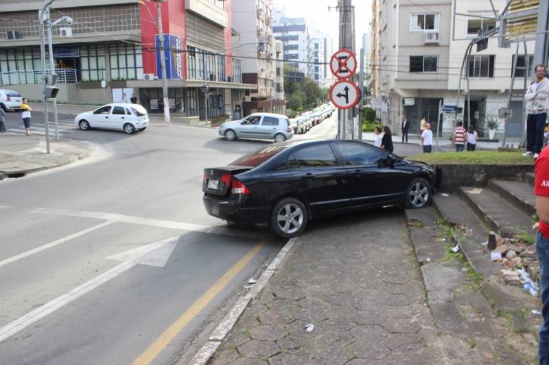 Após colisão com viatura da PM, homens são detidos no Comerciário — foto 1
