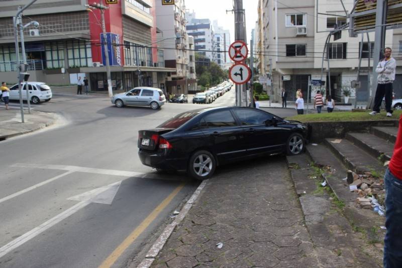 Após colisão com viatura da PM, homens são detidos no Comerciário — foto 2