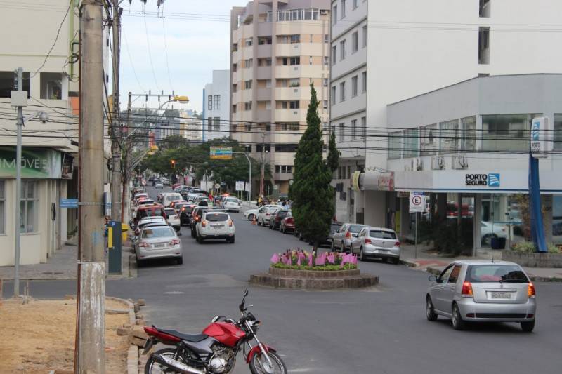 Dupla de moto é pega com droga em frente ao Cartório Eleitoral — foto 1