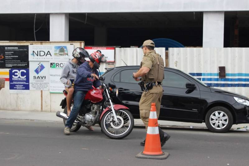 Dupla de moto é pega com droga em frente ao Cartório Eleitoral — foto 2
