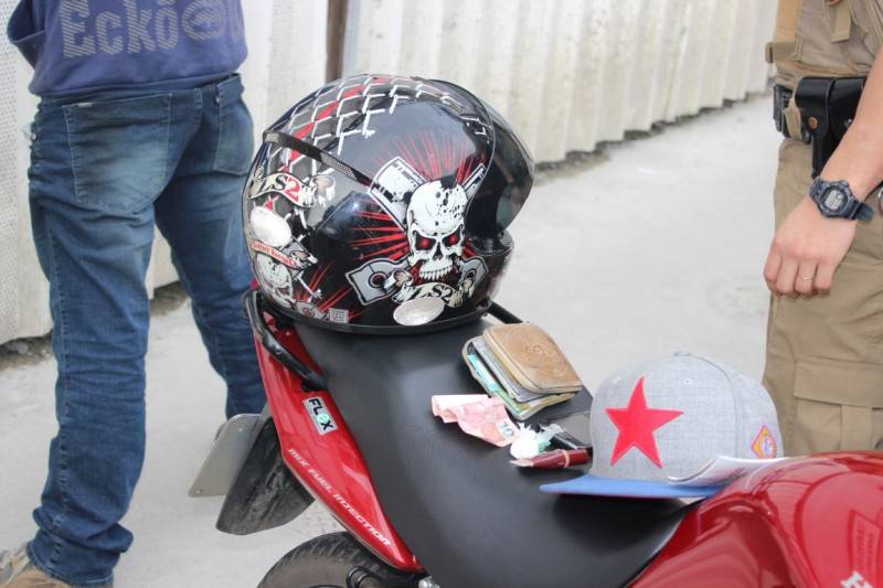 Dupla de moto é pega com droga em frente ao Cartório Eleitoral — foto 9
