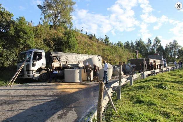 Após acidente envolvendo dois caminhões, Serra catarinense fica interditada — foto 2