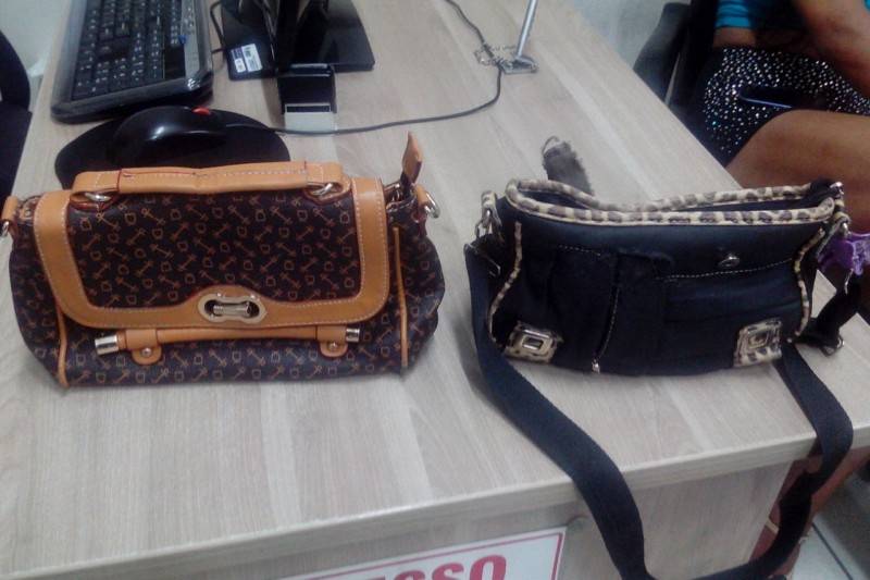 Com facas, jovens roubam bolsas de mulheres na frente de casa noturna — foto 1