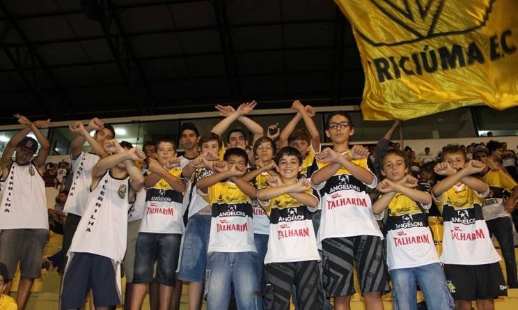 Torcedores apoiam o Criciúma no jogo contra o Atlético Paranaense — foto 1