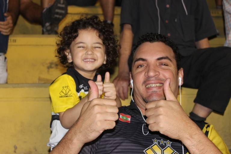 Torcedores apoiam o Criciúma no jogo contra o Atlético Paranaense — foto 33