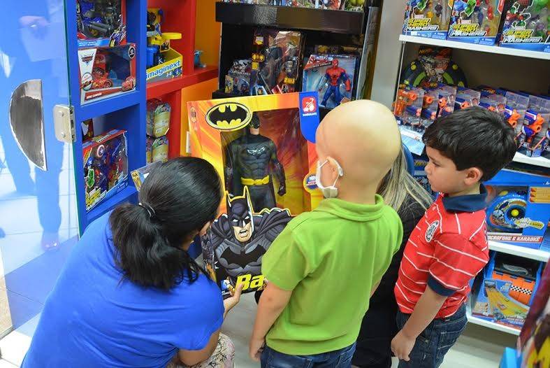 Garoto em tratamento contra o câncer tem tarde de diversão — foto 1