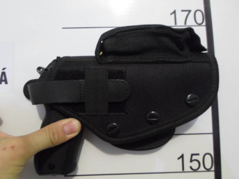 Com réplica de pistola, homem embriagado invade residência — foto 1