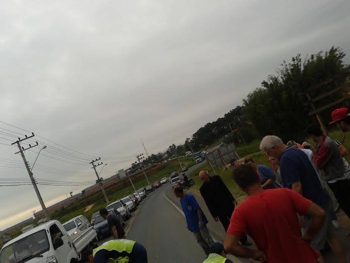 Motociclista colide na traseira de carro e sofre escoriações pelo corpo — foto 3