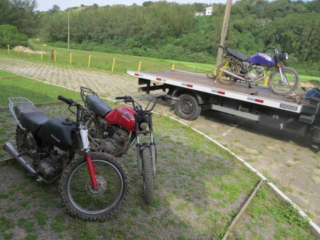 Polícia recupera motos furtadas e persegue homens em matagal — foto 1