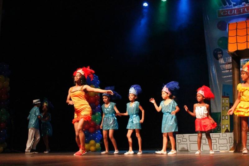 Usuários dos Cras viram estrelas no Teatro Elias Angeloni — foto 1