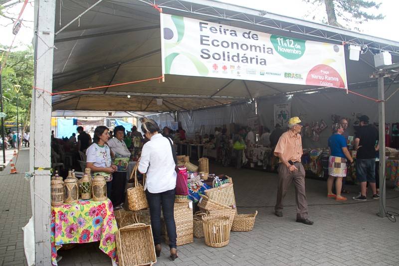 Aberta nesta manhã, Feira da Economia Solidária oferece produtos e orientações — foto 1