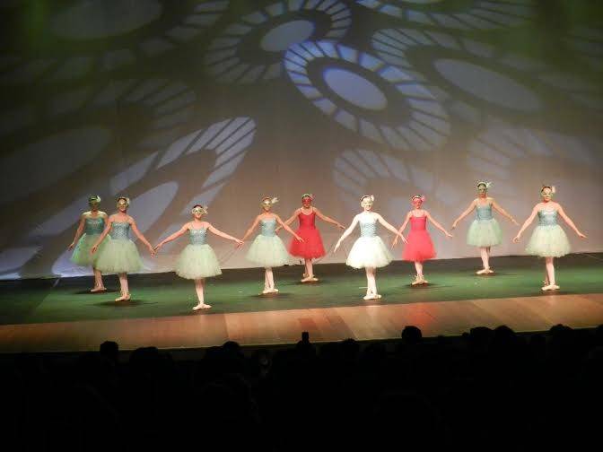 Alunos de dança se apresentam no teatro Elias Angeloni — foto 1