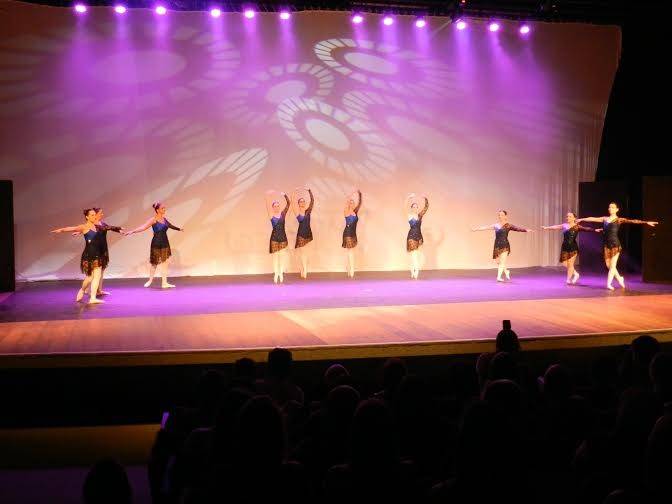 Alunos de dança se apresentam no teatro Elias Angeloni — foto 2