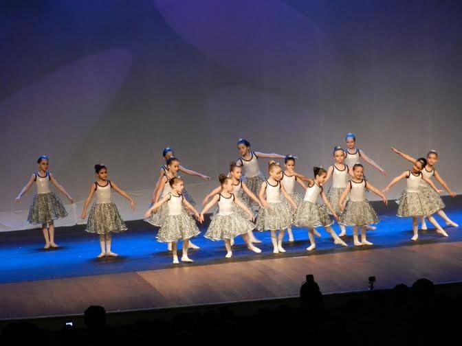Alunos de dança se apresentam no teatro Elias Angeloni — foto 3