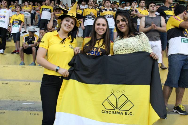 Com um pé na segundona, torcida comparece no Majestoso — foto 2