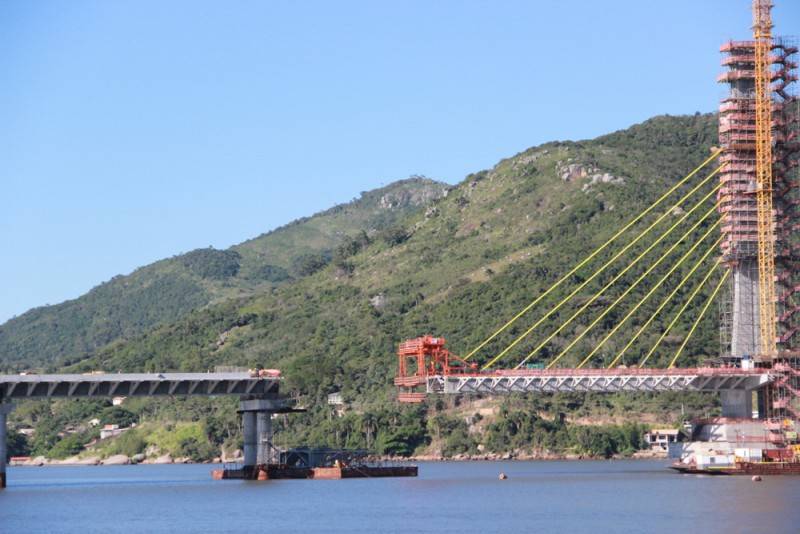Faltam menos de 20 cabos para compor estaio da Ponte de Laguna — foto 1