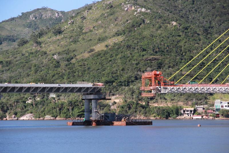 Faltam menos de 20 cabos para compor estaio da Ponte de Laguna — foto 2