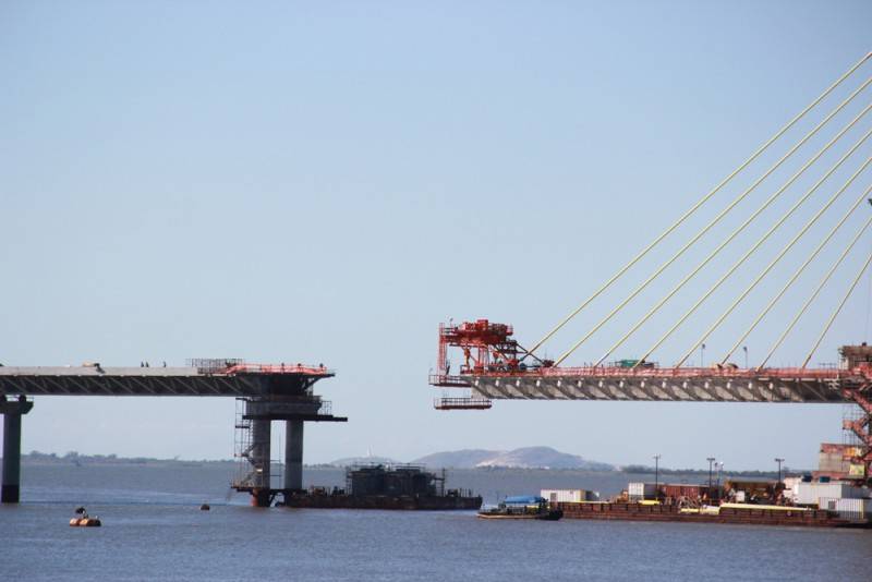 Faltam menos de 20 cabos para compor estaio da Ponte de Laguna — foto 3