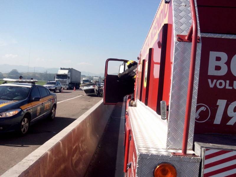 Homem fica gravemente ferido após capotamento na BR-101 — foto 1