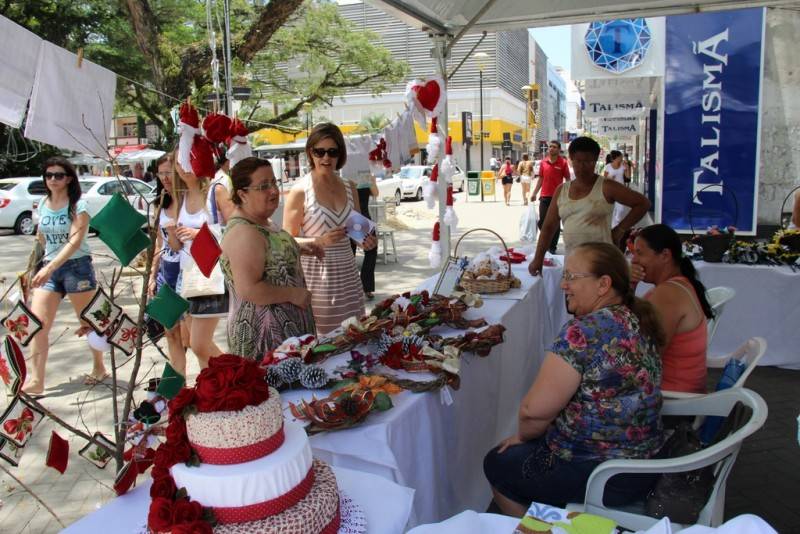 Peças de artesanato são comercializadas na Praça Nereu Ramos — foto 1
